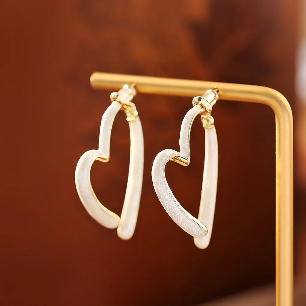 Classic Hong Kong-style heart-shaped oil-dropping ear studs, simple and high-end, fashionable and romantic earrings, niche