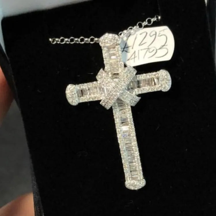 Collar con colgante de cruz larga de diamantes de oro de 14K con elegante joyería de moissanita para mujeres y hombres