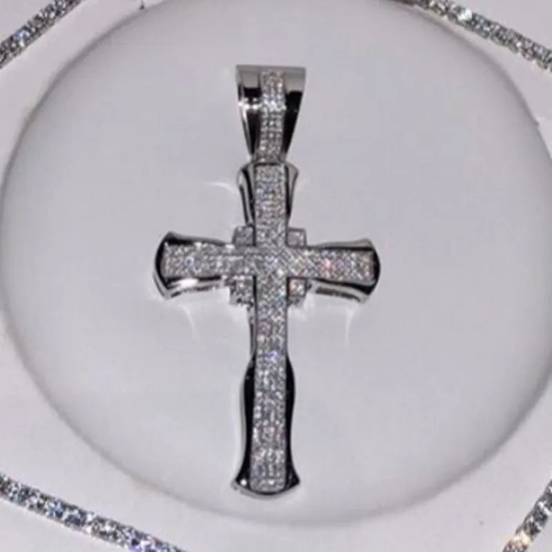 Collar con colgante de cruz larga de diamantes de oro de 14K con elegante joyería de moissanita para mujeres y hombres