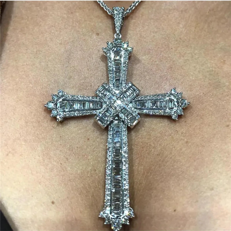 Collar con colgante de cruz larga de diamantes de oro de 14K con elegante joyería de moissanita para mujeres y hombres