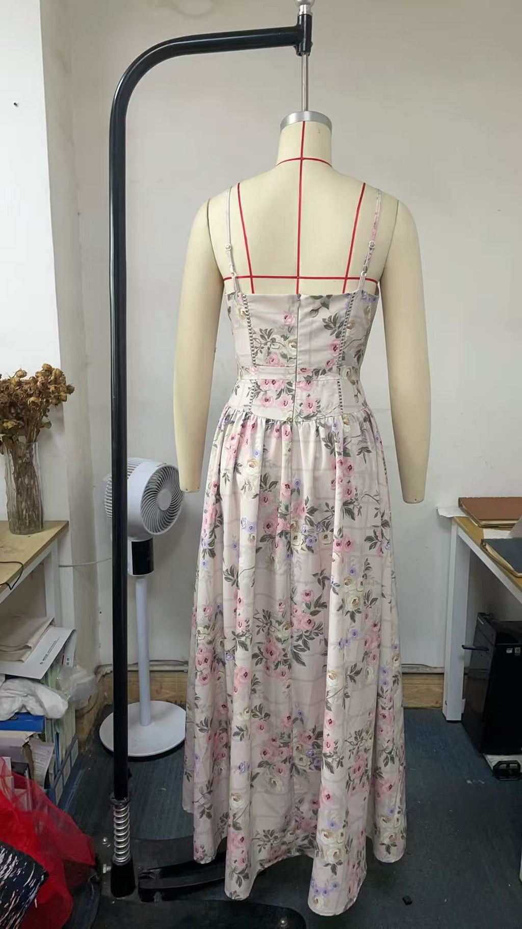 Fairy-Like Elegance, Fashionable and High-End French-Style Spaghetti Strap Dress, Gentle Style, Slimming Floral Spaghetti Strap Dress