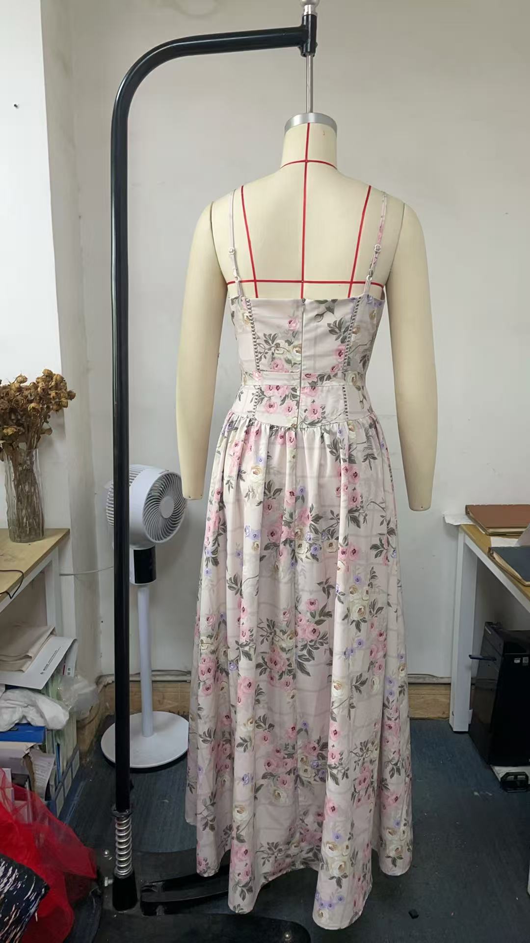 Fairy-Like Elegance, Fashionable and High-End French-Style Spaghetti Strap Dress, Gentle Style, Slimming Floral Spaghetti Strap Dress