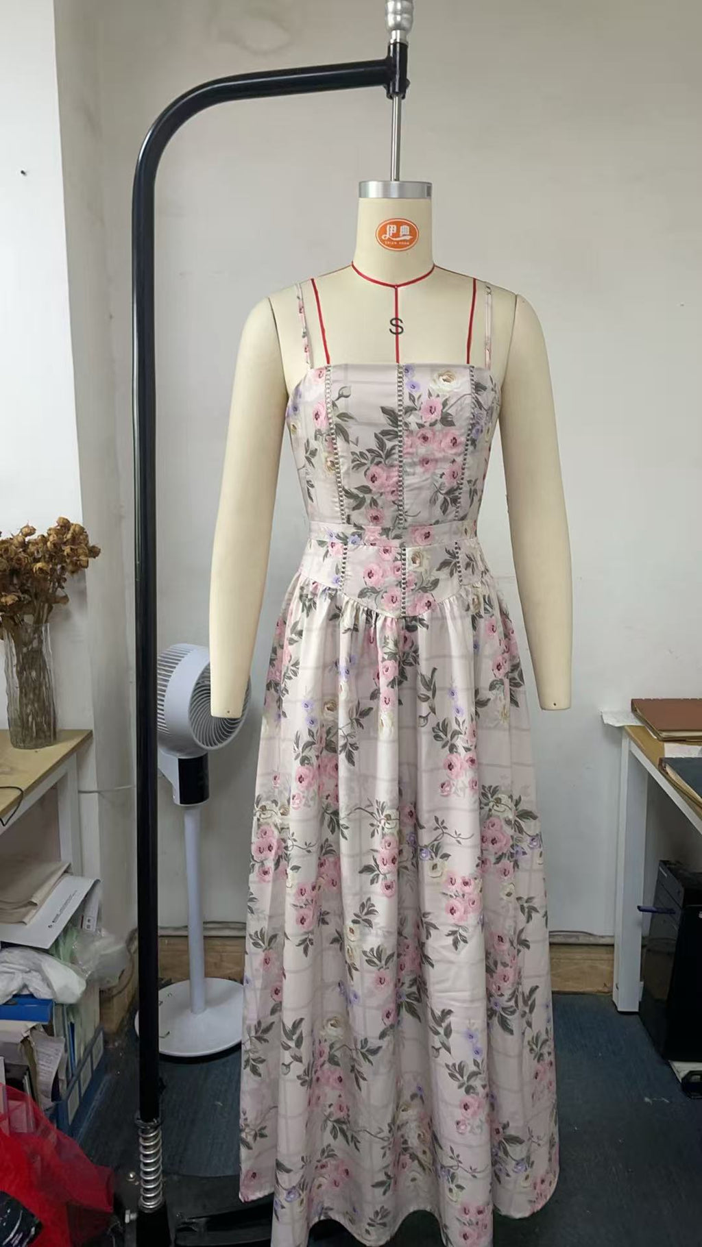 Fairy-Like Elegance, Fashionable and High-End French-Style Spaghetti Strap Dress, Gentle Style, Slimming Floral Spaghetti Strap Dress