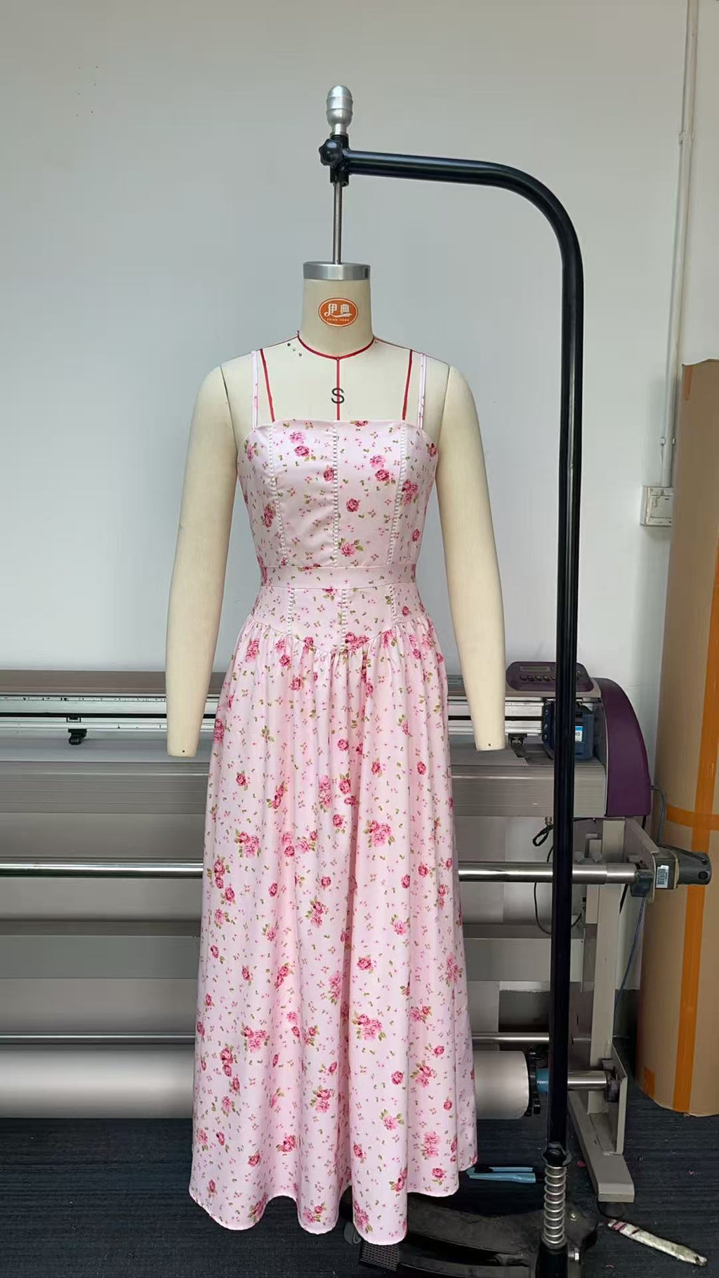 Fairy-Like Elegance, Fashionable and High-End French-Style Spaghetti Strap Dress, Gentle Style, Slimming Floral Spaghetti Strap Dress