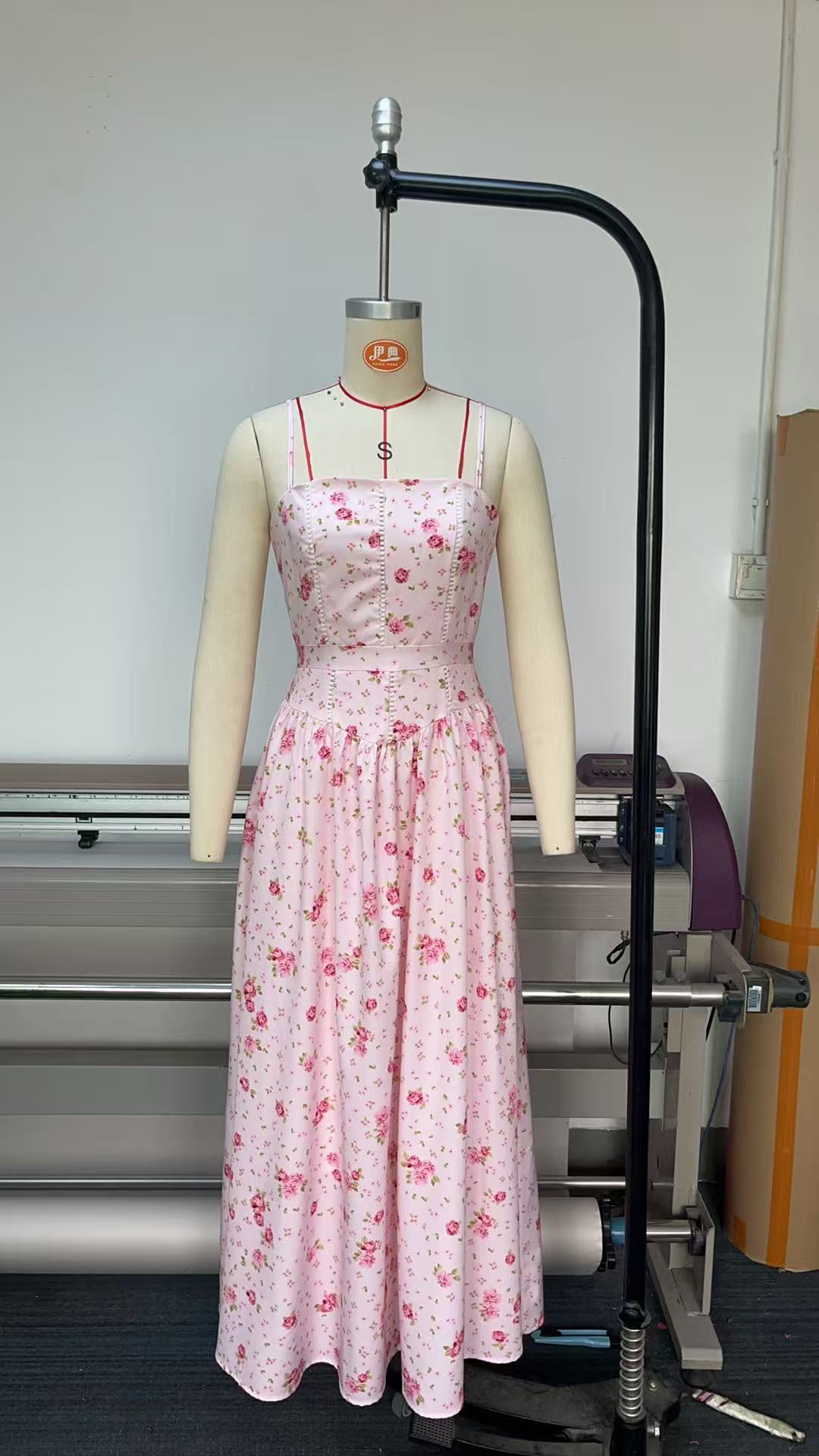 Fairy-Like Elegance, Fashionable and High-End French-Style Spaghetti Strap Dress, Gentle Style, Slimming Floral Spaghetti Strap Dress