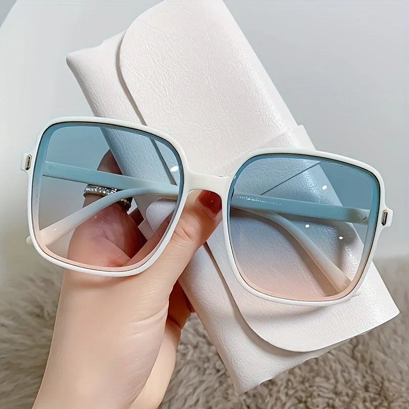The New Square Shaped Fashionable Retro Glasses Are Suitable for Daily and Party Matching