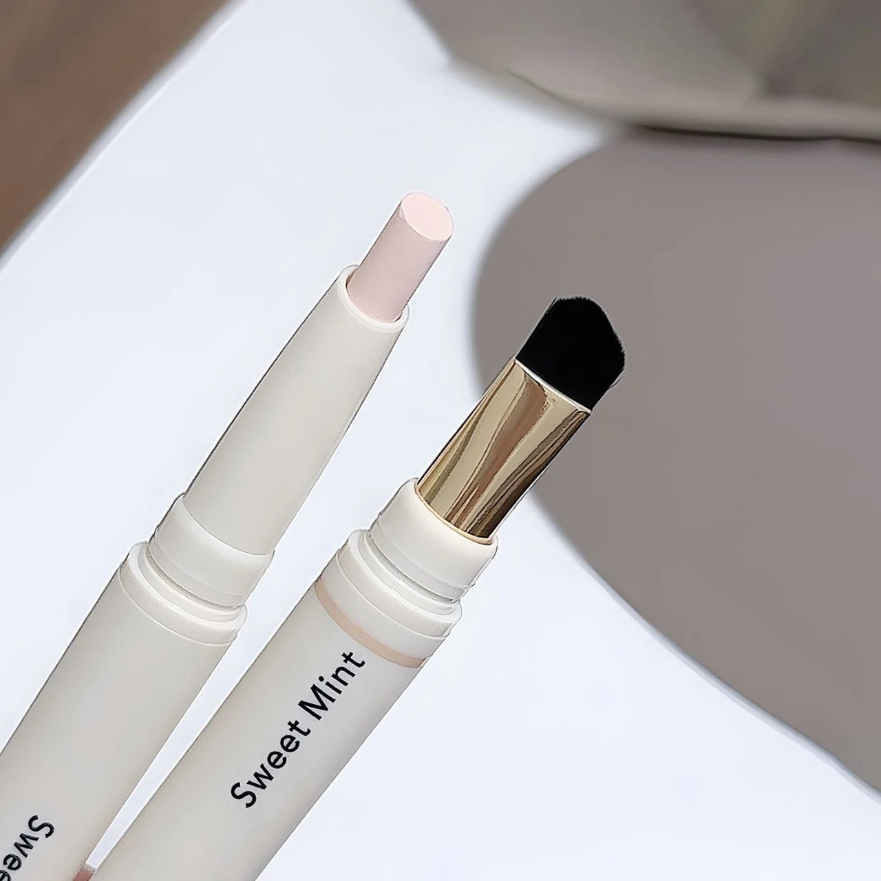 Dual-Ended Face Contour & Highlight Stick 3D Nose Shadow with Smudge Brush Silky Smooth Concealer Pen Natural Sculpting Makeup
