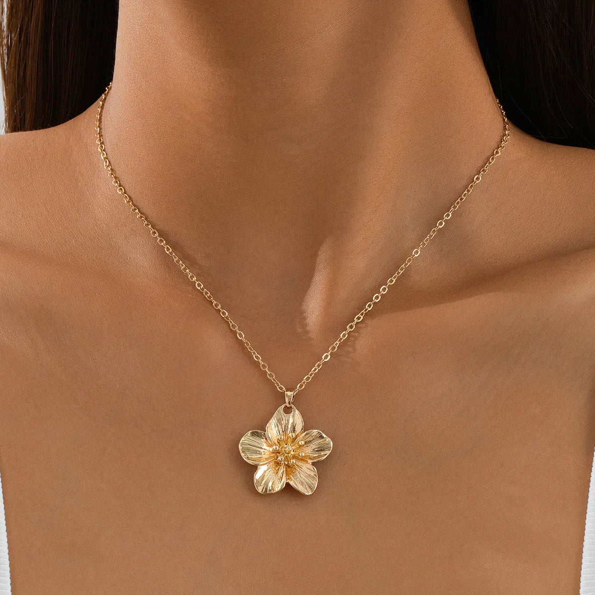 New Fashion Metal Wrinkled Stereoscopic Flowers Pendant Necklace For Women'S Charm Temperament Clavicle Chain Jewelry