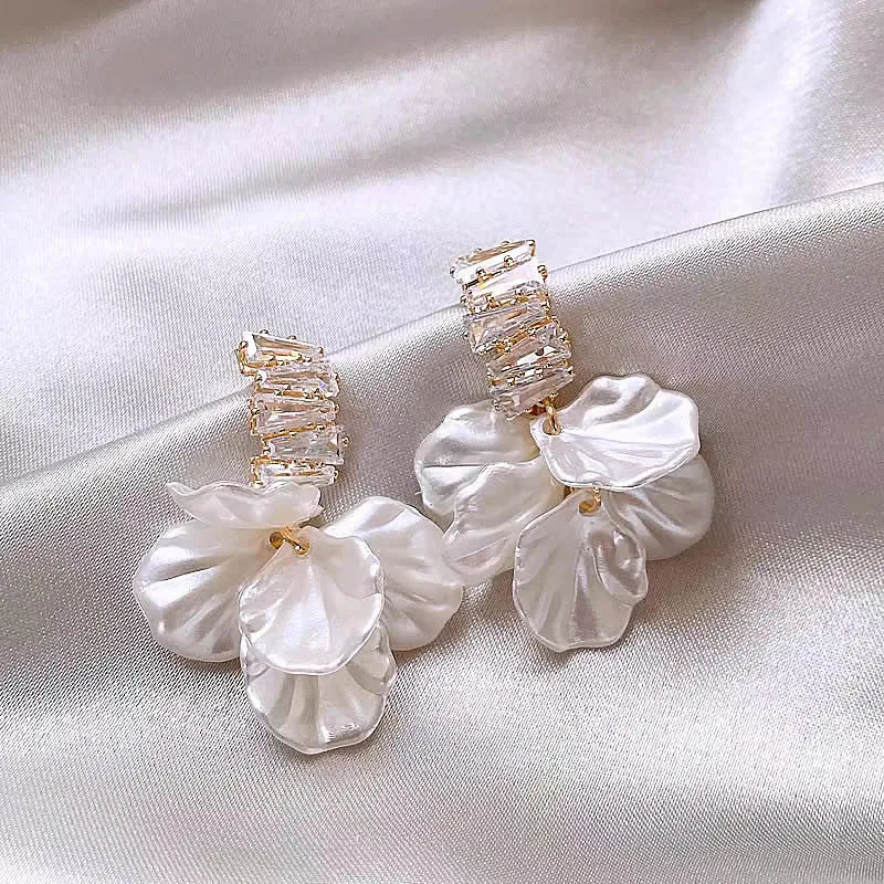 Fashion Glossy Shell Flower Pendant Earrings For Women'S Temperament Pearl Earrings Sweet Design Wedding Gifts