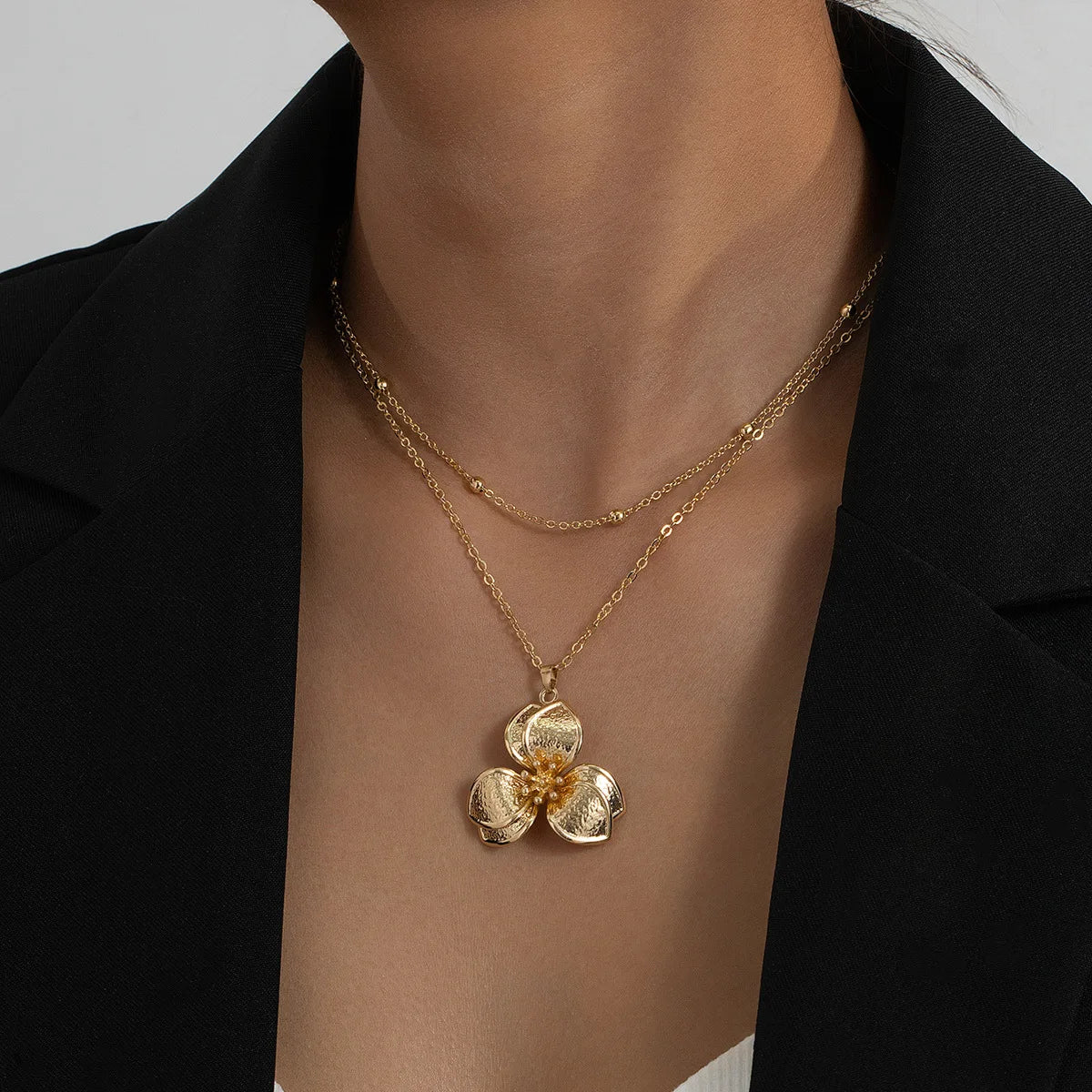 New Fashion Metal Wrinkled Stereoscopic Flowers Pendant Necklace For Women'S Charm Temperament Clavicle Chain Jewelry