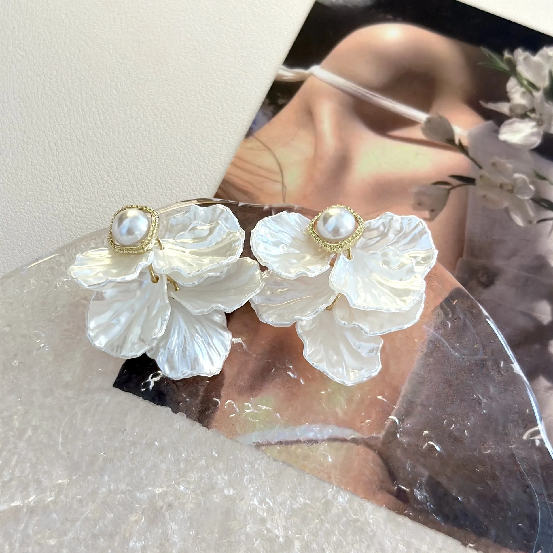 Flower Pearl Stud Earrings Korea Elegant Temperament White Color Petal Earrings For Women'S Wedding Jewelry Gifts