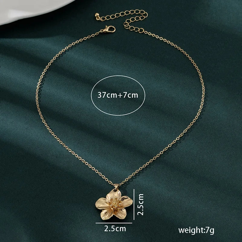New Fashion Metal Wrinkled Stereoscopic Flowers Pendant Necklace For Women'S Charm Temperament Clavicle Chain Jewelry