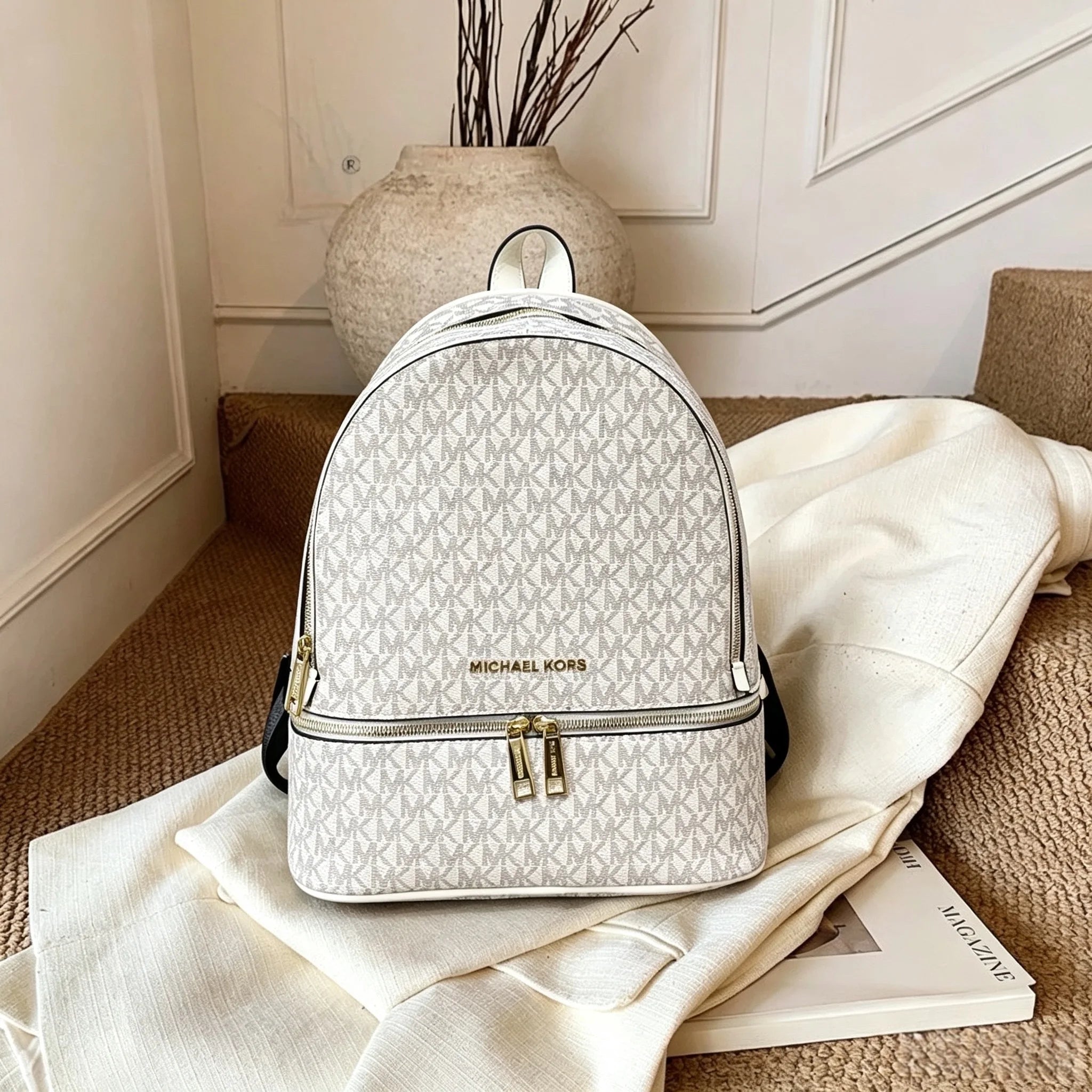 Brand new design Michael Kors Young Chamber women's backpack, a classic, stylish, versatile shoulder bag