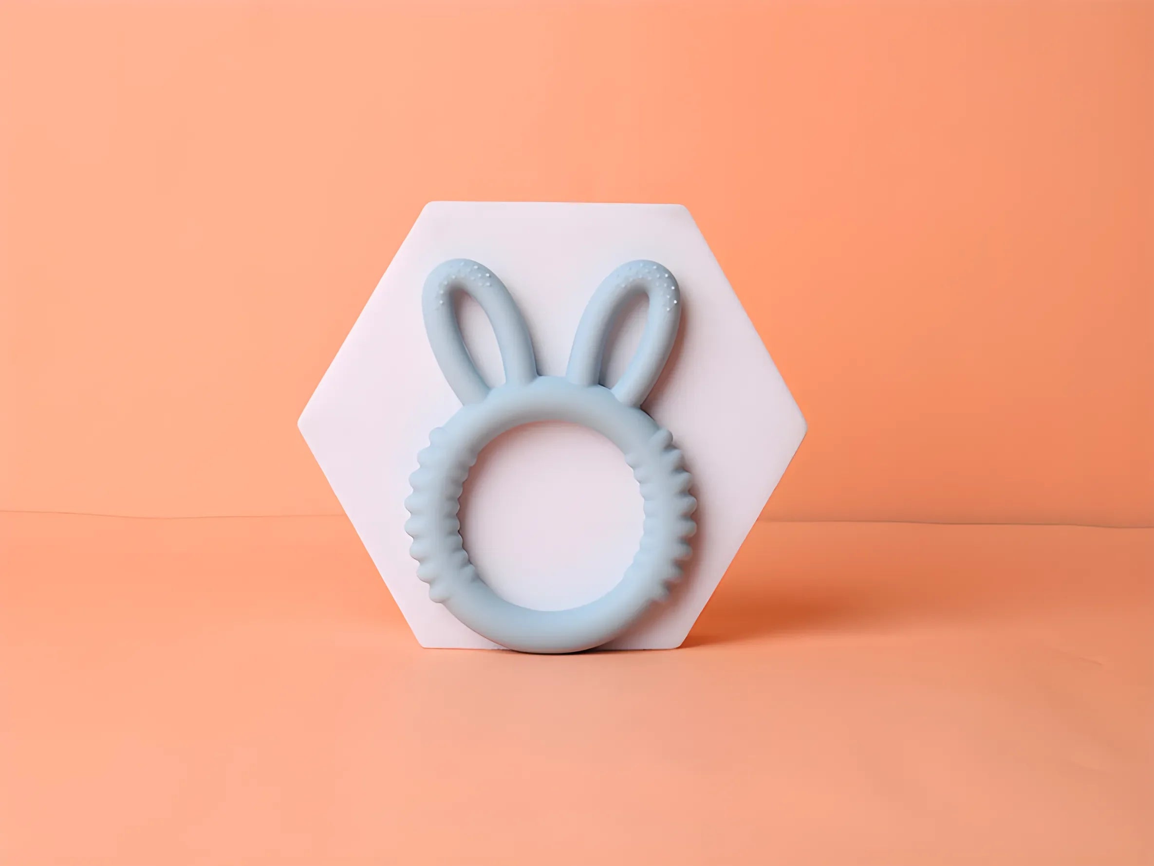Mordedor de silicona con forma de conejito de Happy Children para bebés - Juguete calmante para la dentición