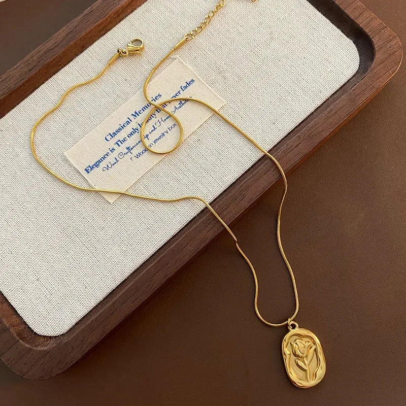 New Fashion Metal Wrinkled Stereoscopic Flowers Pendant Necklace For Women'S Charm Temperament Clavicle Chain Jewelry