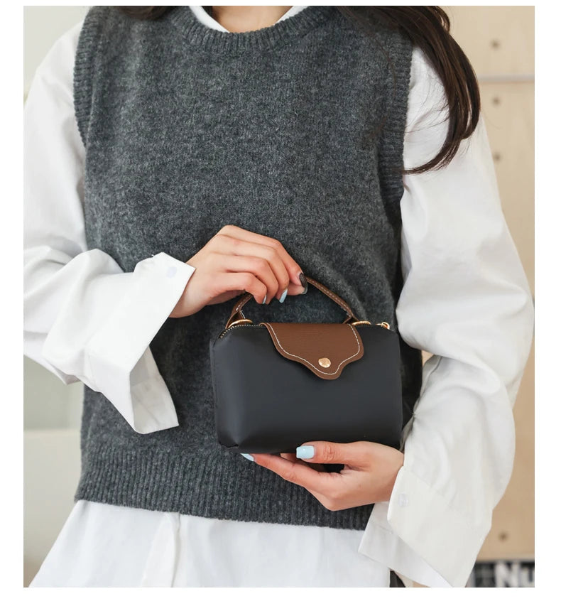 Fashionable and trendy one-shoulder bag, retro crossbody bag, simple and elegant small square bag for women.