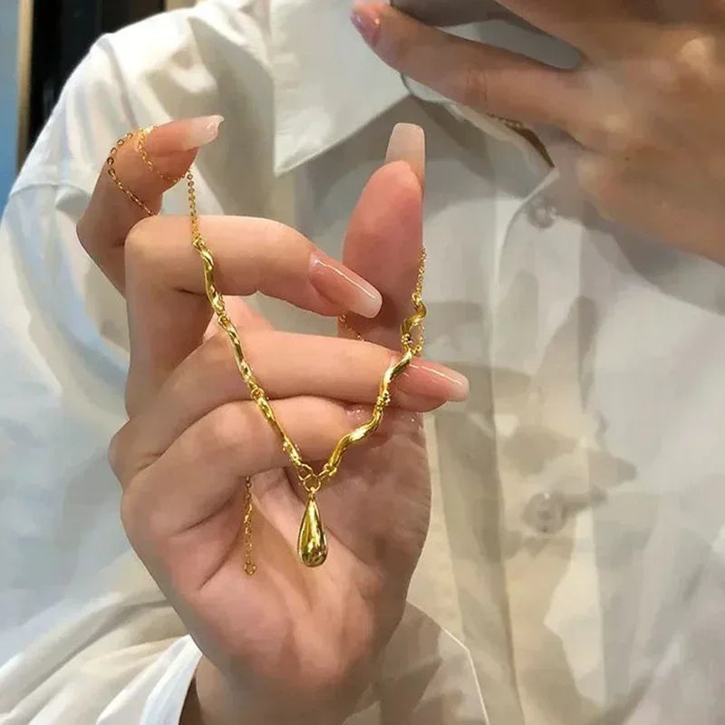 New Fashion Metal Wrinkled Stereoscopic Flowers Pendant Necklace For Women'S Charm Temperament Clavicle Chain Jewelry