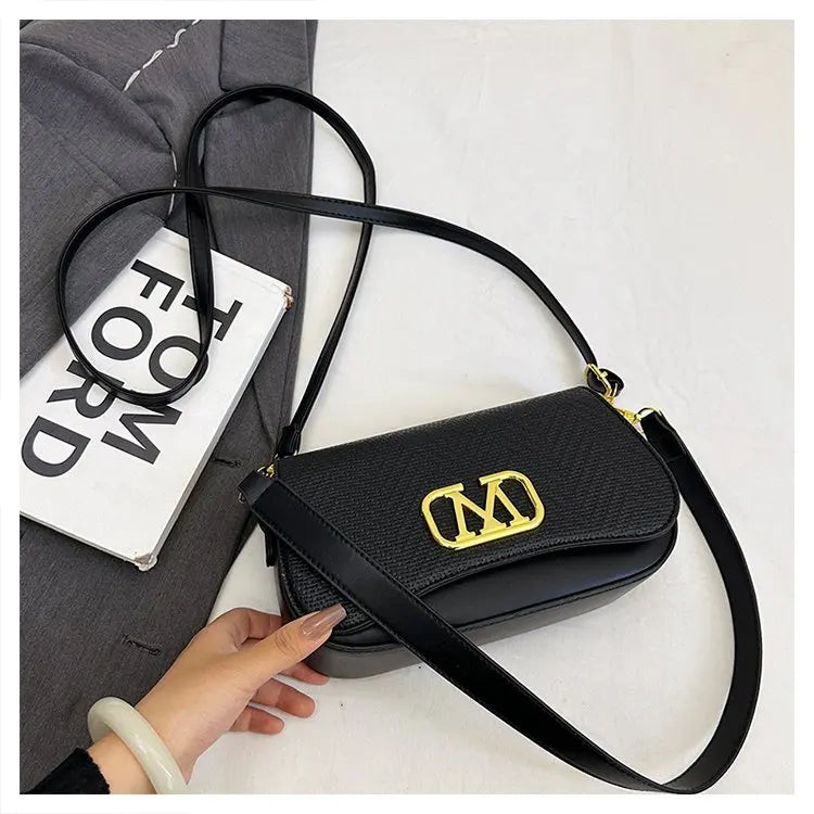 Famous Designer Crossbody Bag Trendy Letter Logo Also Serves As A Chic And Spacious Diaper Bag For Women