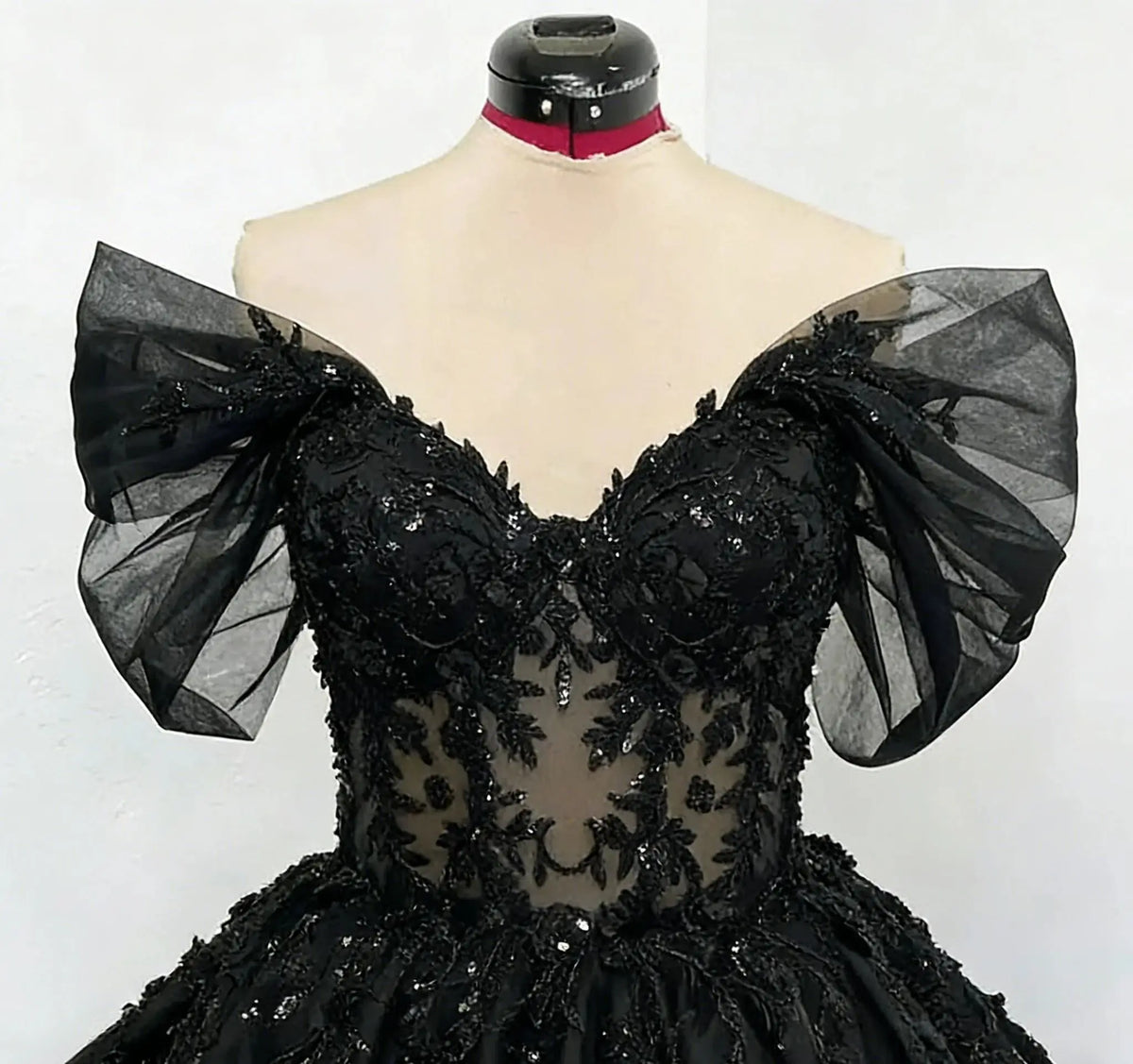 Customized Off Shoulder Black Knee Lenght Flower Girl Dress for Wedding V Neck See Through Beading Applique Bridal Gown