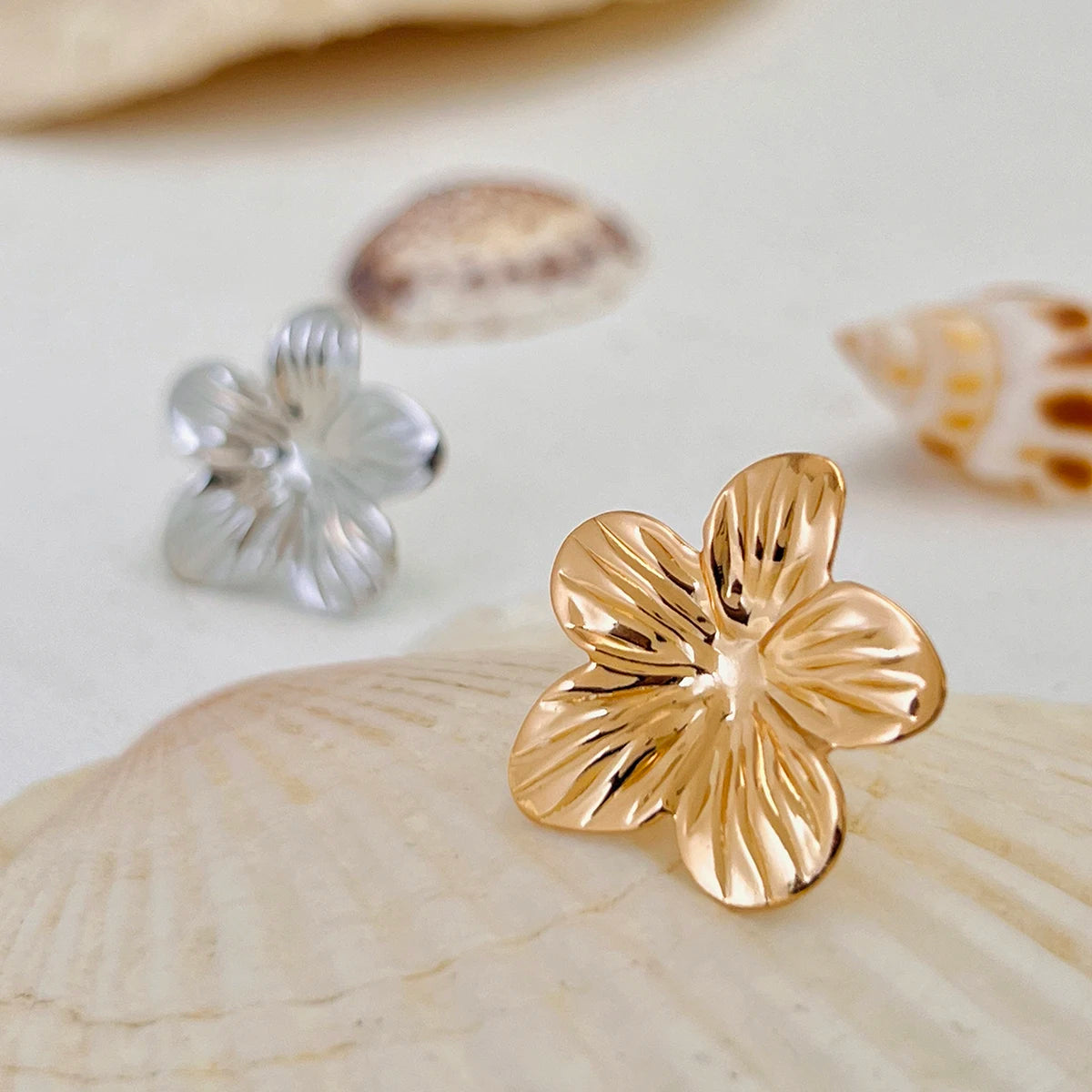 Kunjoe 2Pcs/Set Gold Color Flower Ear Clips Earrings Without Perforated For Women'S Fashion Petal Floral Ear Cuff Daily Jewelry