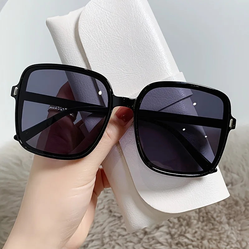 The New Square Shaped Fashionable Retro Glasses Are Suitable for Daily and Party Matching