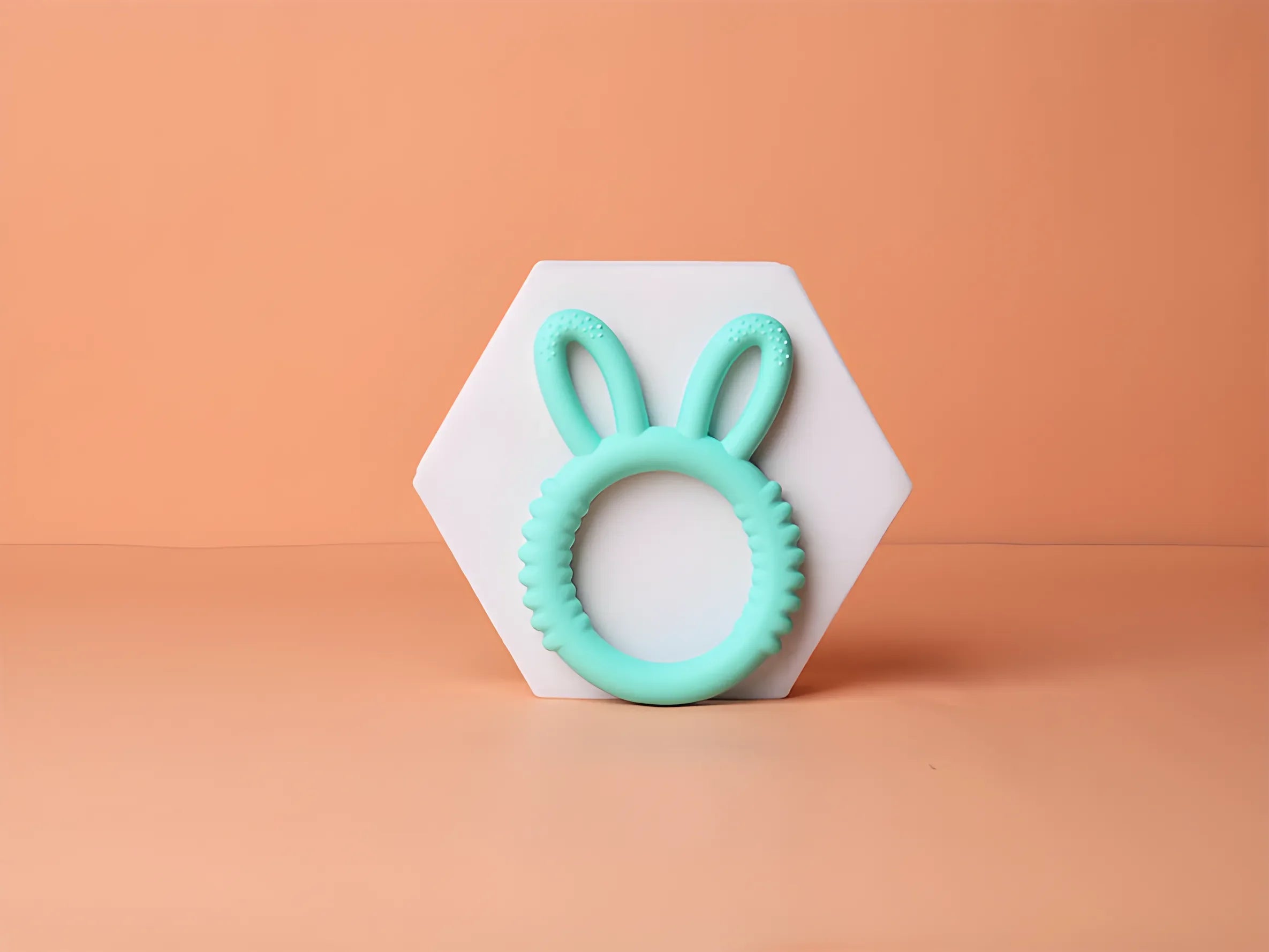 Mordedor de silicona con forma de conejito de Happy Children para bebés - Juguete calmante para la dentición