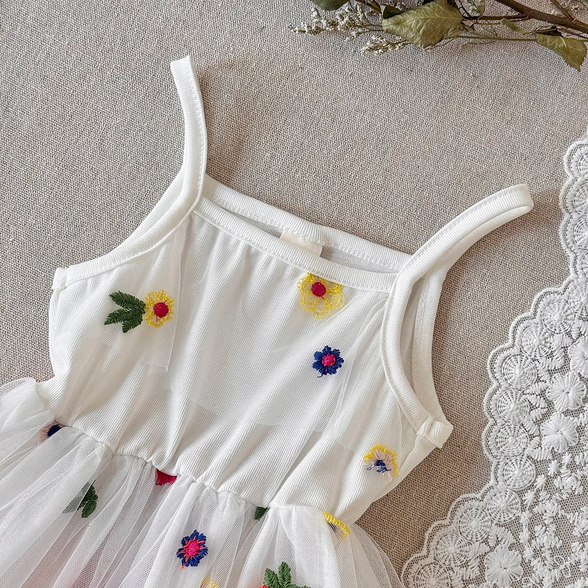 Korean Version of Baby Girls' Suspender Mesh Dress, Summer New Style, Sweet Flower Princess Dress for Infants and Young Children
