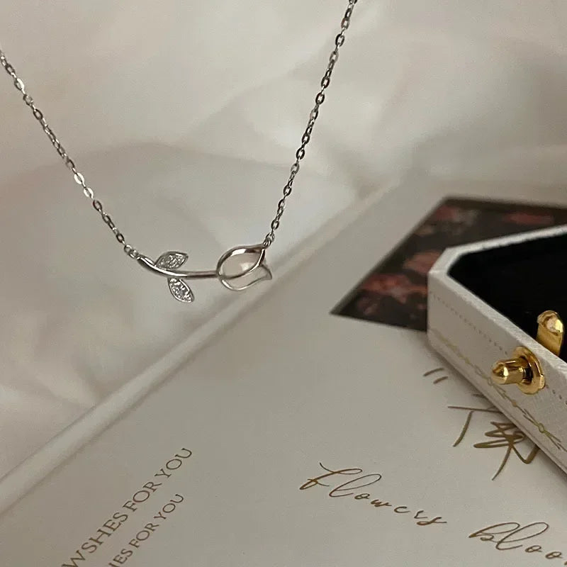 New Fashion Metal Wrinkled Stereoscopic Flowers Pendant Necklace For Women'S Charm Temperament Clavicle Chain Jewelry