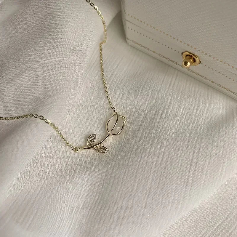 New Fashion Metal Wrinkled Stereoscopic Flowers Pendant Necklace For Women'S Charm Temperament Clavicle Chain Jewelry