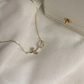 New Fashion Metal Wrinkled Stereoscopic Flowers Pendant Necklace For Women'S Charm Temperament Clavicle Chain Jewelry