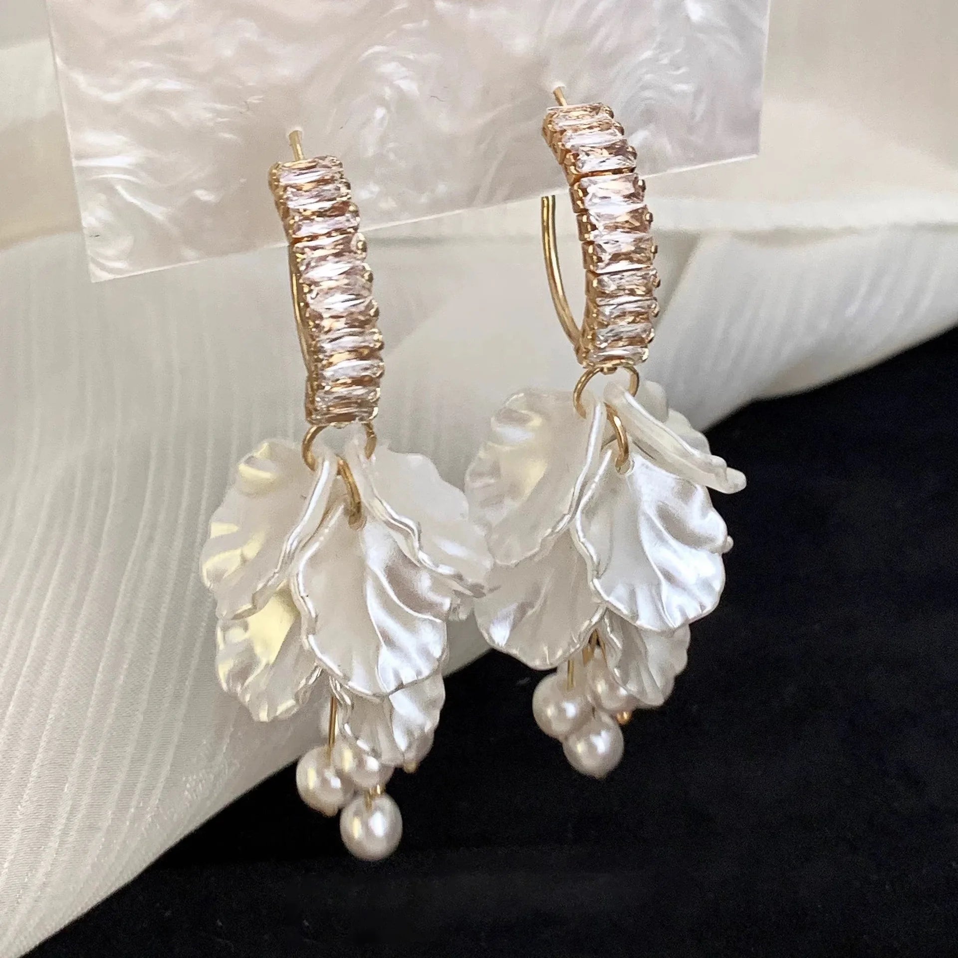Flower Pearl Stud Earrings Korea Elegant Temperament White Color Petal Earrings For Women'S Wedding Jewelry Gifts