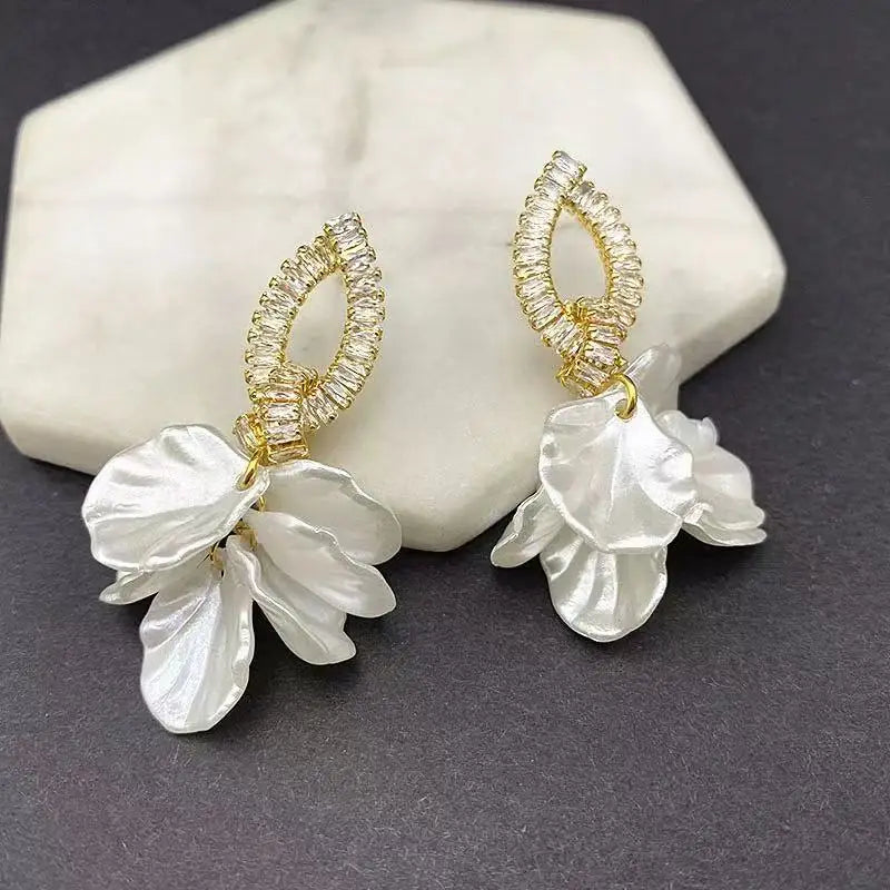 Flower Pearl Stud Earrings Korea Elegant Temperament White Color Petal Earrings For Women'S Wedding Jewelry Gifts