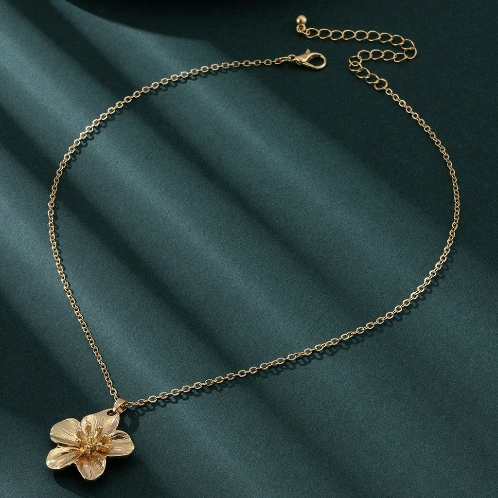 New Fashion Metal Wrinkled Stereoscopic Flowers Pendant Necklace For Women'S Charm Temperament Clavicle Chain Jewelry
