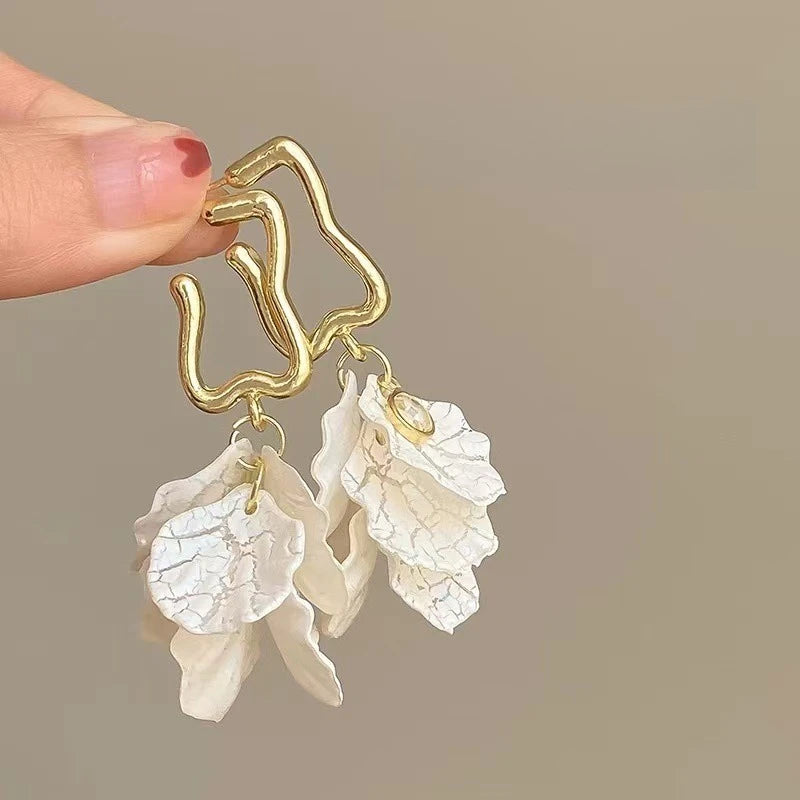 Flower Pearl Stud Earrings Korea Elegant Temperament White Color Petal Earrings For Women'S Wedding Jewelry Gifts