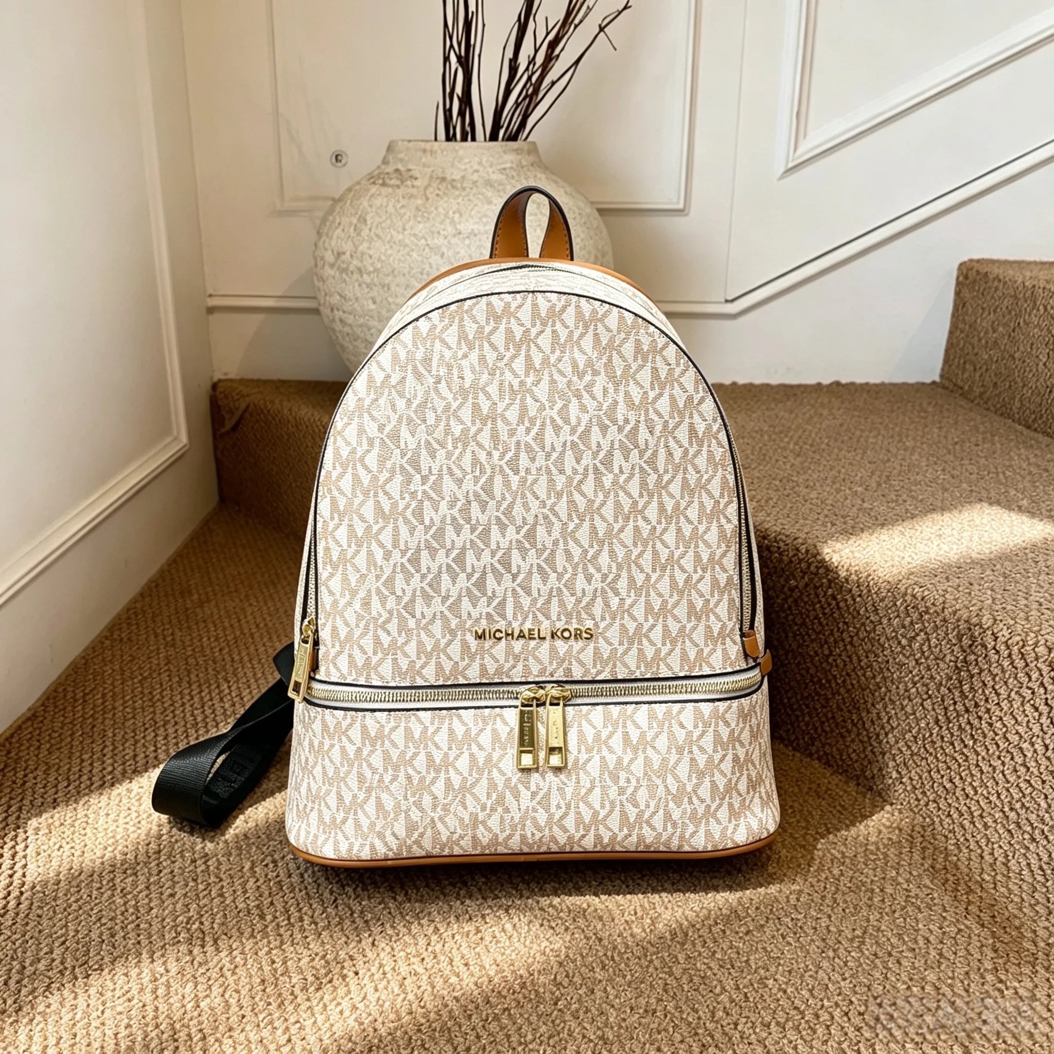Brand new design Michael Kors Young Chamber women's backpack, a classic, stylish, versatile shoulder bag
