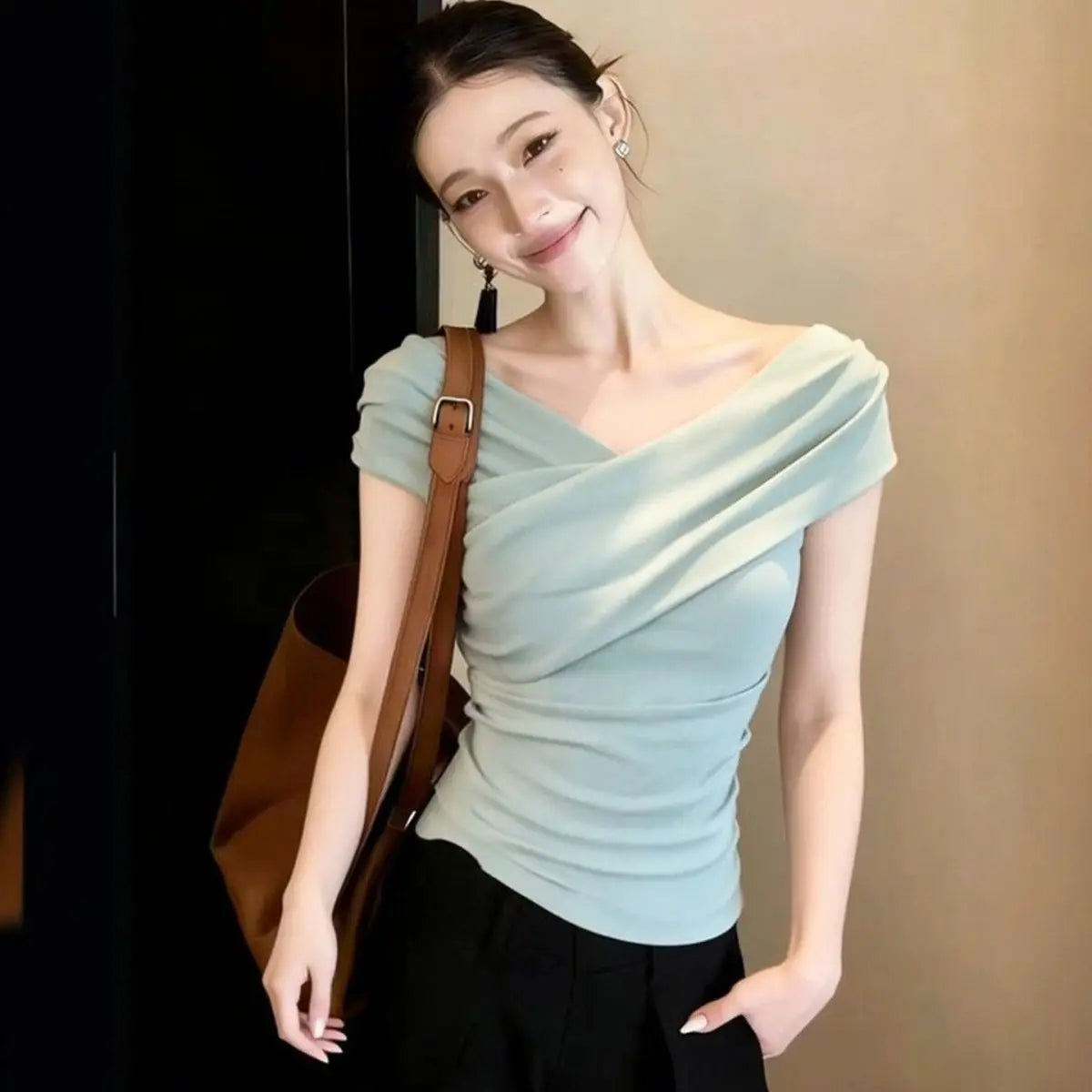 Summer New Style Women's T-shirt V-neck Short-sleeve Design Sense Expose Clavicle Fashionable Subtle Mechanism Maturity Atmos...