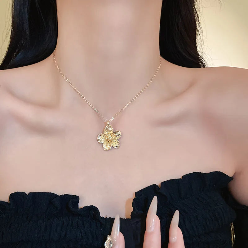 New Fashion Metal Wrinkled Stereoscopic Flowers Pendant Necklace For Women'S Charm Temperament Clavicle Chain Jewelry