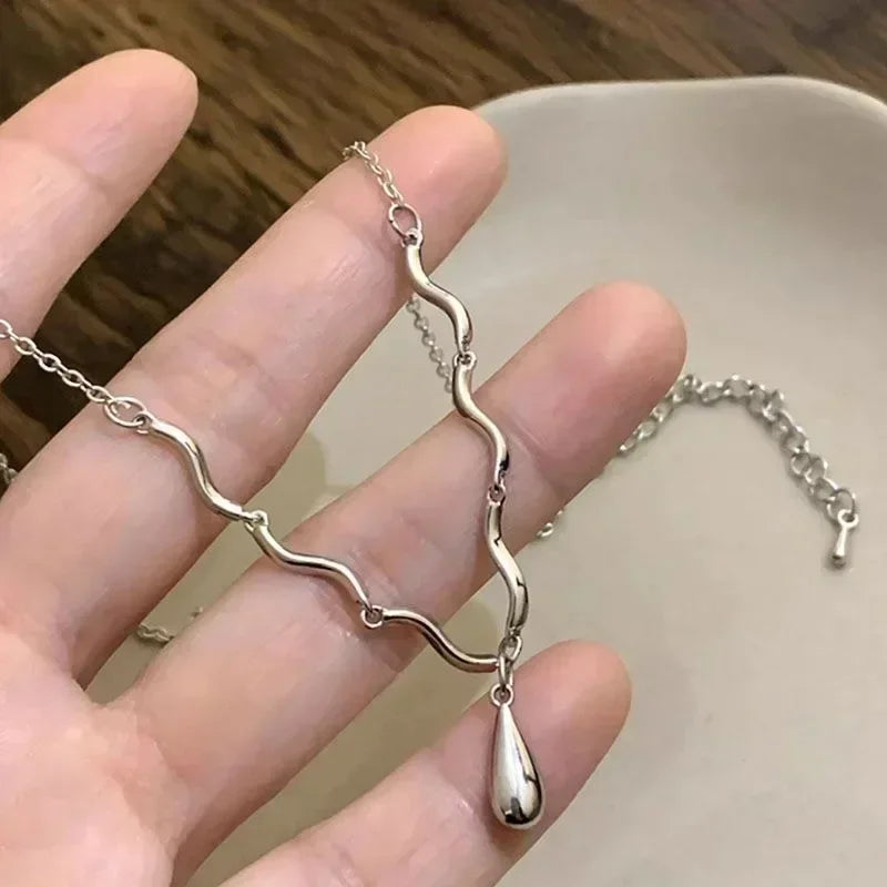 New Fashion Metal Wrinkled Stereoscopic Flowers Pendant Necklace For Women'S Charm Temperament Clavicle Chain Jewelry
