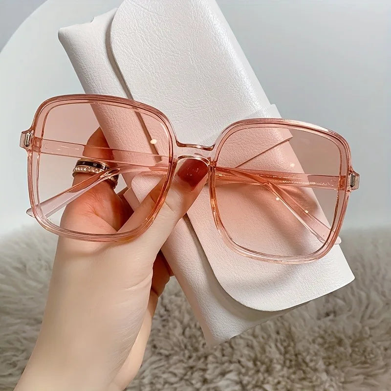 The New Square Shaped Fashionable Retro Glasses Are Suitable for Daily and Party Matching