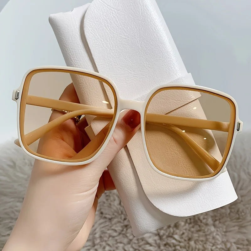 The New Square Shaped Fashionable Retro Glasses Are Suitable for Daily and Party Matching