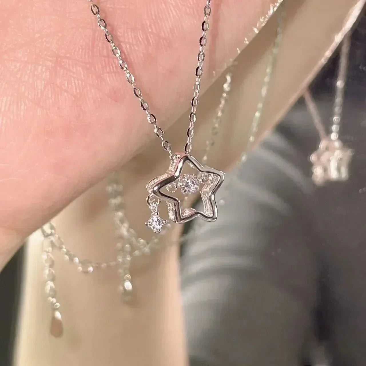 New Fashion Metal Wrinkled Stereoscopic Flowers Pendant Necklace For Women'S Charm Temperament Clavicle Chain Jewelry