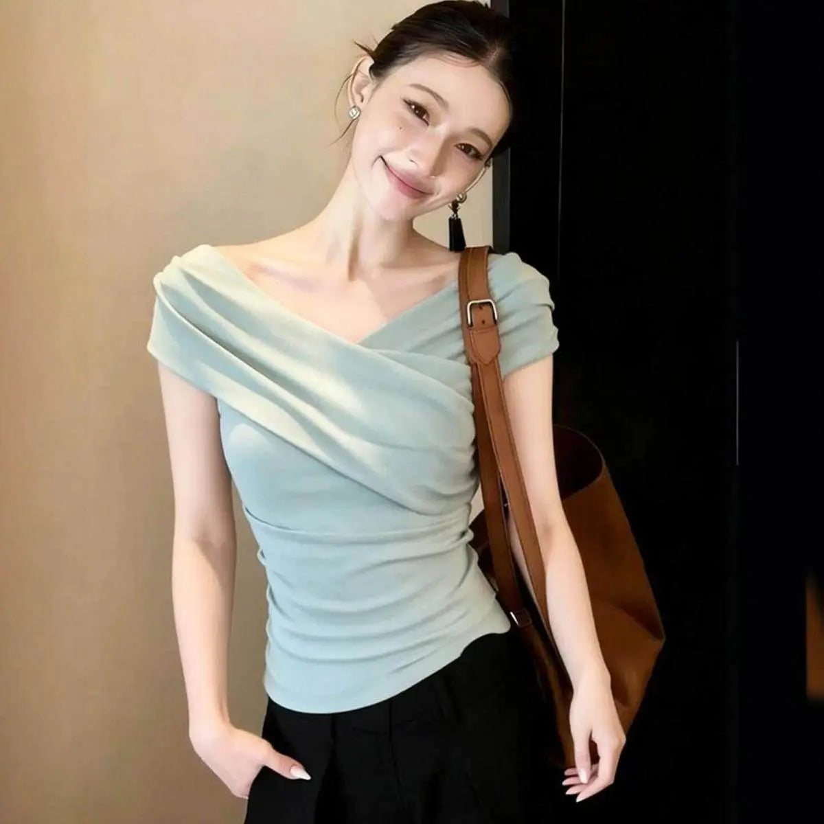 Summer New Style Women's T-shirt V-neck Short-sleeve Design Sense Expose Clavicle Fashionable Subtle Mechanism Maturity Atmos...
