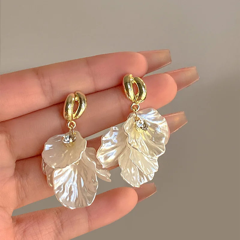 Fashion Glossy Shell Flower Pendant Earrings For Women'S Temperament Pearl Earrings Sweet Design Wedding Gifts