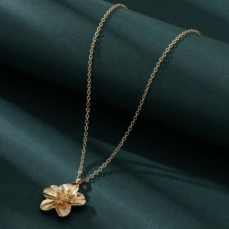 New Fashion Metal Wrinkled Stereoscopic Flowers Pendant Necklace For Women'S Charm Temperament Clavicle Chain Jewelry