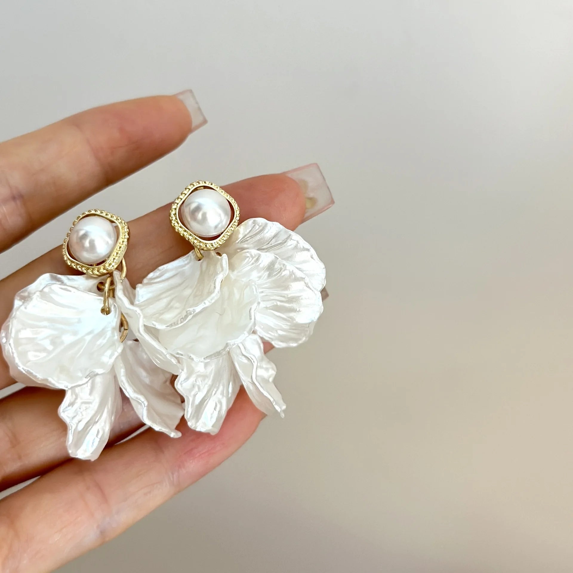 Fashion Glossy Shell Flower Pendant Earrings For Women'S Temperament Pearl Earrings Sweet Design Wedding Gifts