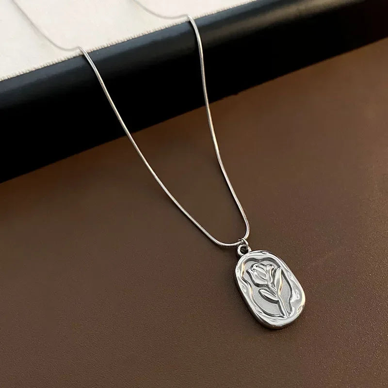 New Fashion Metal Wrinkled Stereoscopic Flowers Pendant Necklace For Women'S Charm Temperament Clavicle Chain Jewelry