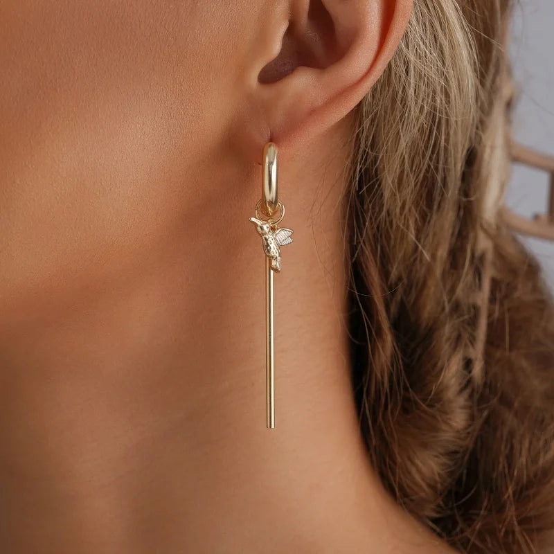 Ladies' Crystal Earrings With A Metallic Texture And Bird-Shaped Hooks. They Are Perfect For Wearing At Parties Or As Gifts.