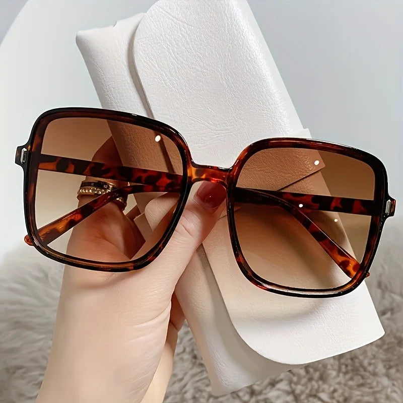 The New Square Shaped Fashionable Retro Glasses Are Suitable for Daily and Party Matching