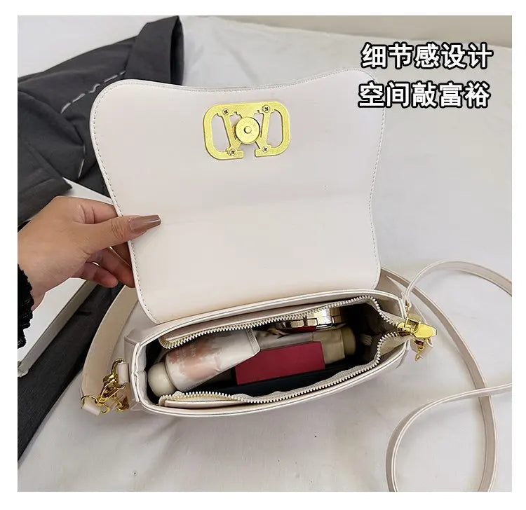 Famous Designer Crossbody Bag Trendy Letter Logo Also Serves As A Chic And Spacious Diaper Bag For Women