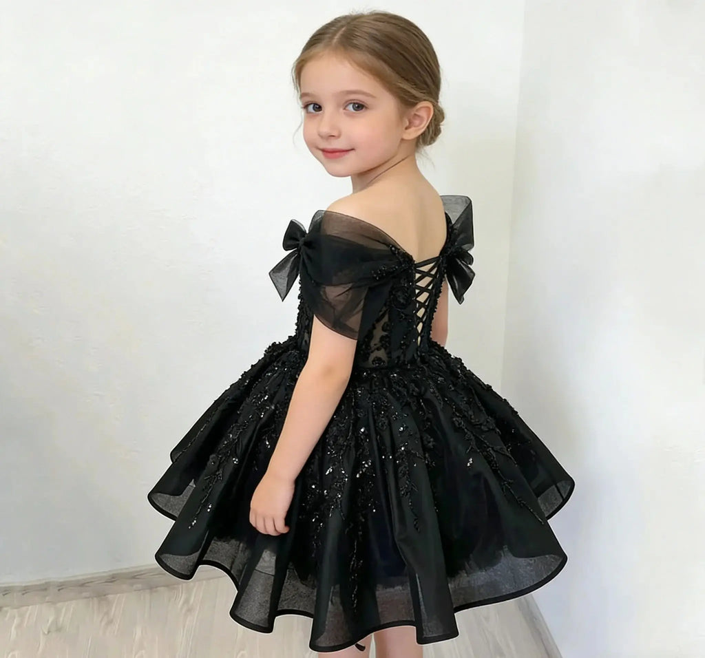 Customized Off Shoulder Black Knee Lenght Flower Girl Dress for Wedding V Neck See Through Beading Applique Bridal Gown